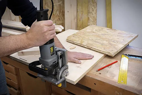 Hassas ahşap birleştirmeler ve profesyonel sonuçlar için çıta kesici.