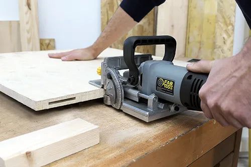 Hassas ahşap birleştirmeler ve profesyonel sonuçlar için çıta kesici.